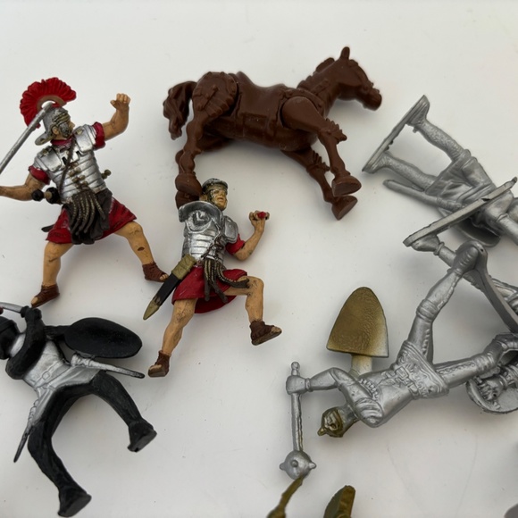 1990's era plastic toy Romans and Medieval toy soldiers - Picture 4 of 9